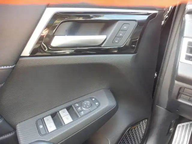 Mitsubishi Outlander view 12