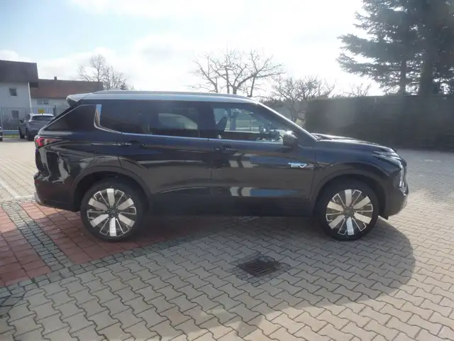 Mitsubishi Outlander view 5