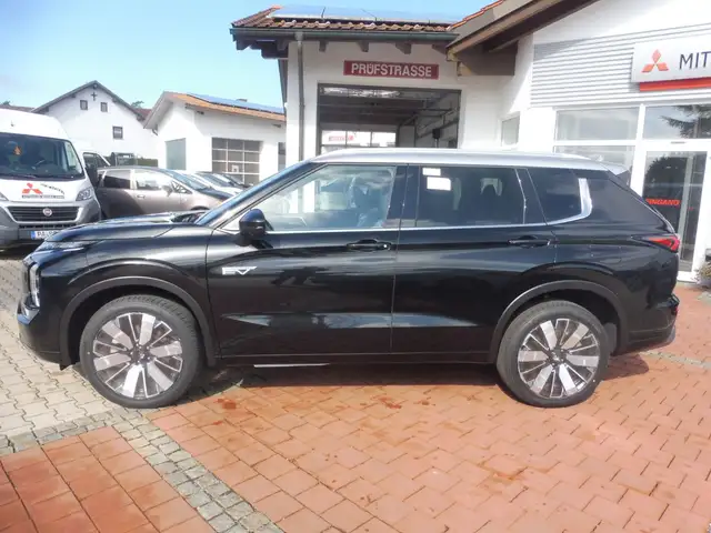 Mitsubishi Outlander view 2