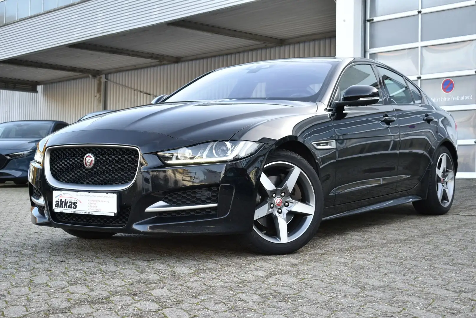 Jaguar XE R-Sport AWD Schwarz - 1