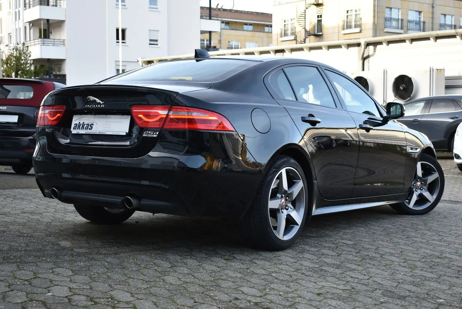 Jaguar XE R-Sport AWD Schwarz - 2