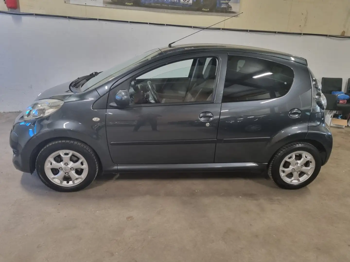 Citroen C1 1.0-12V Exclusive APK 5DRS AIRCO NAP LM Leer Grijs - 2