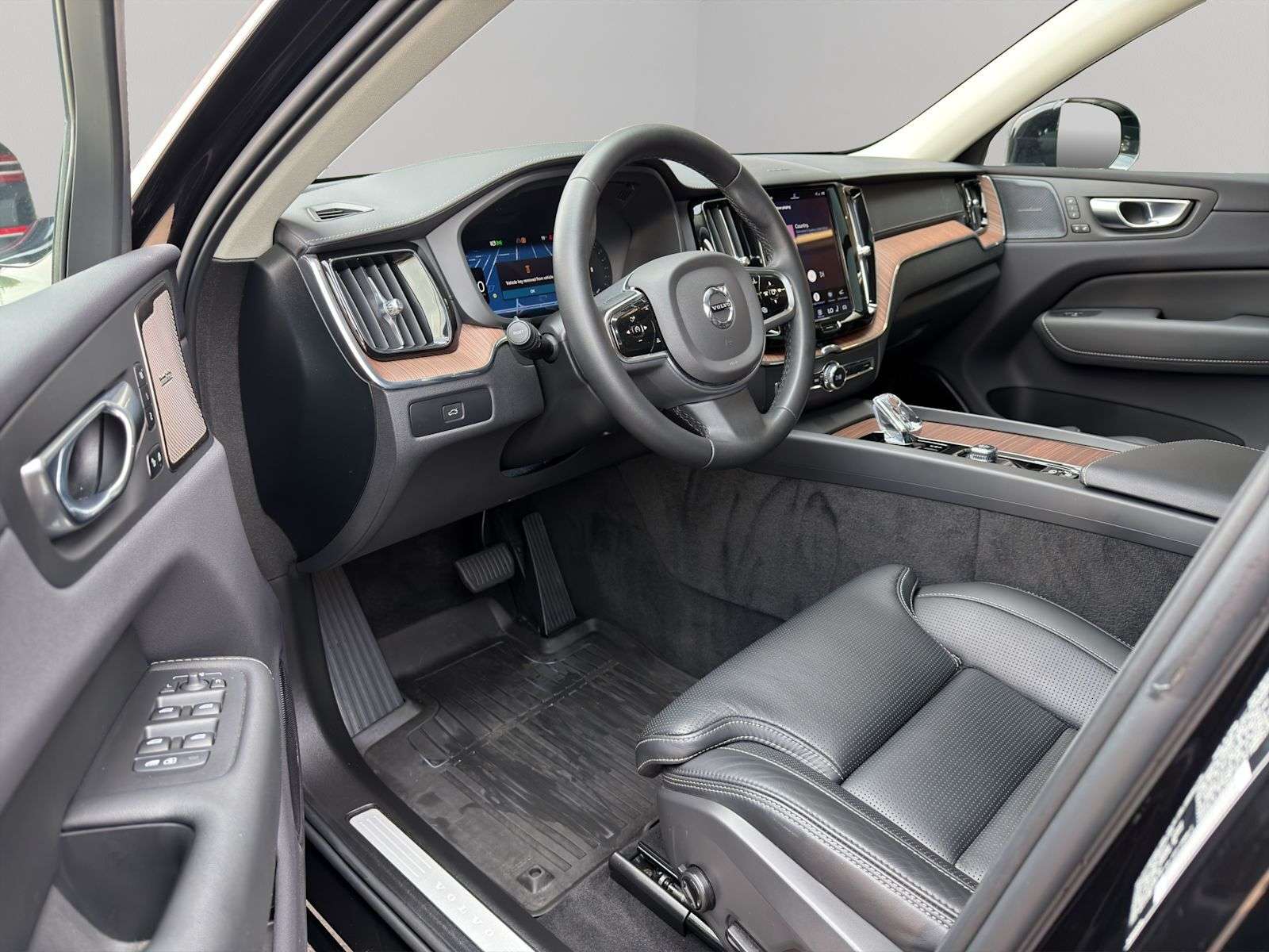 2024 Volvo XC60 Ultimate Dark Theme