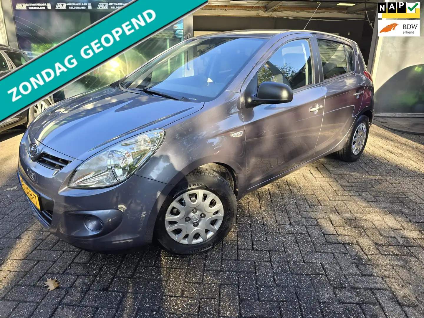 Hyundai i20 1.2i ActiveVersion | 1E EIGENAAR | 12MND GARANTIE Grau - 1