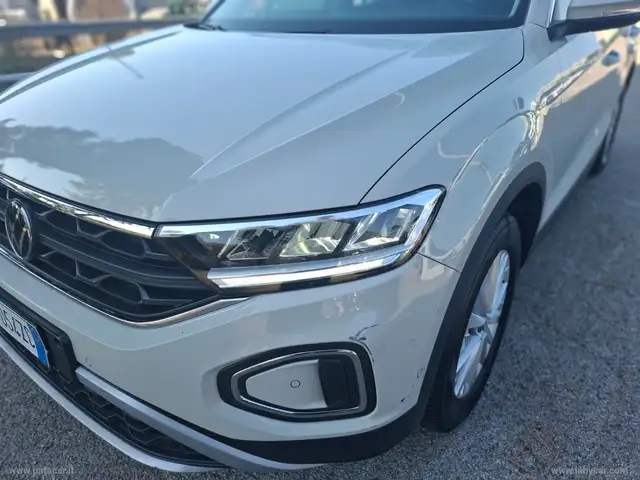 Volkswagen T-Roc view 4