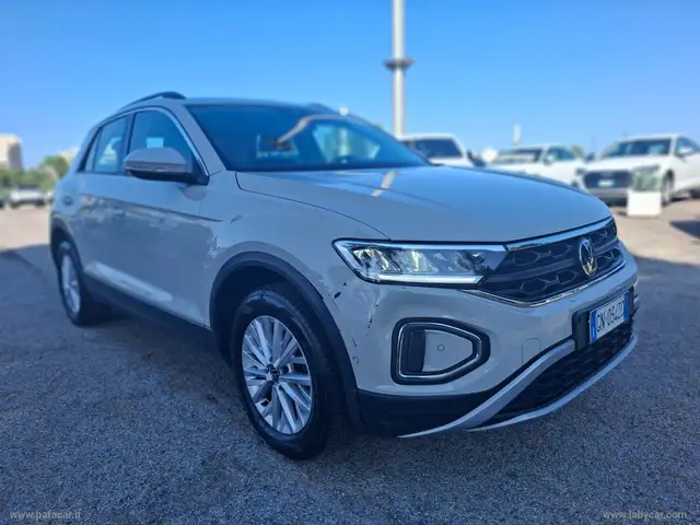 Volkswagen T-Roc view 3