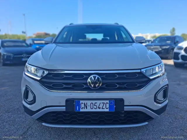 Volkswagen T-Roc view 10