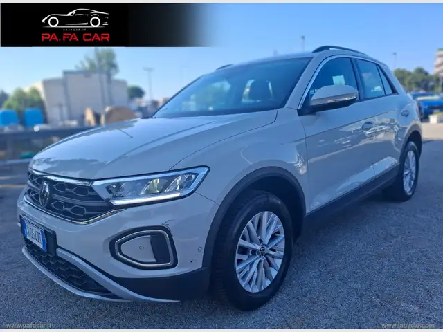 Volkswagen T-Roc view 9