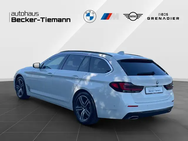 BMW 5 Series view 4