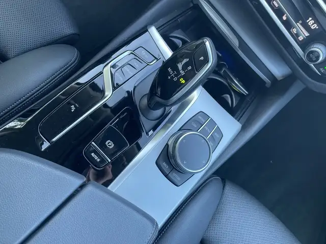 BMW 5 Series view 11