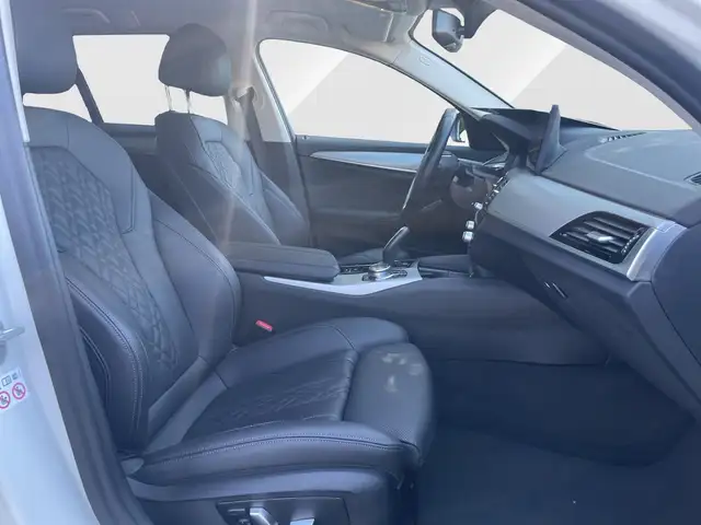 BMW 5 Series view 14