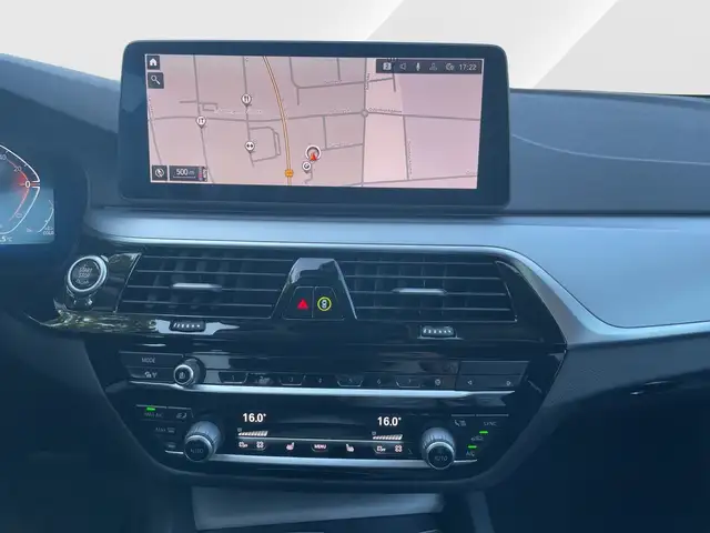 BMW 5 Series view 10