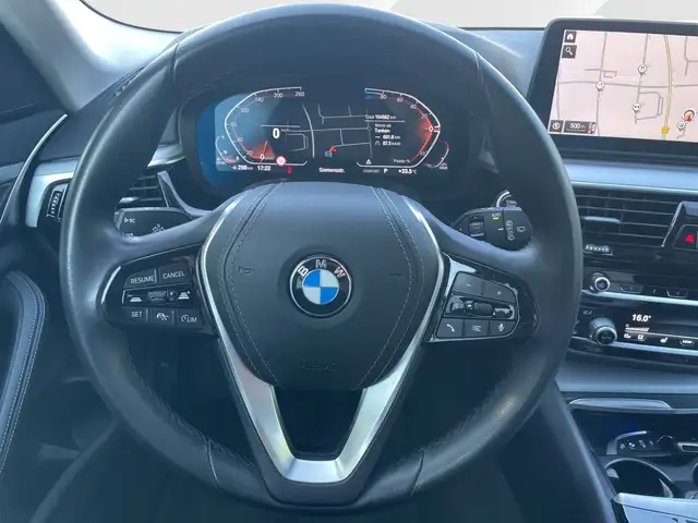BMW 5 Series view 9