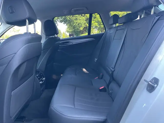 BMW 5 Series view 15