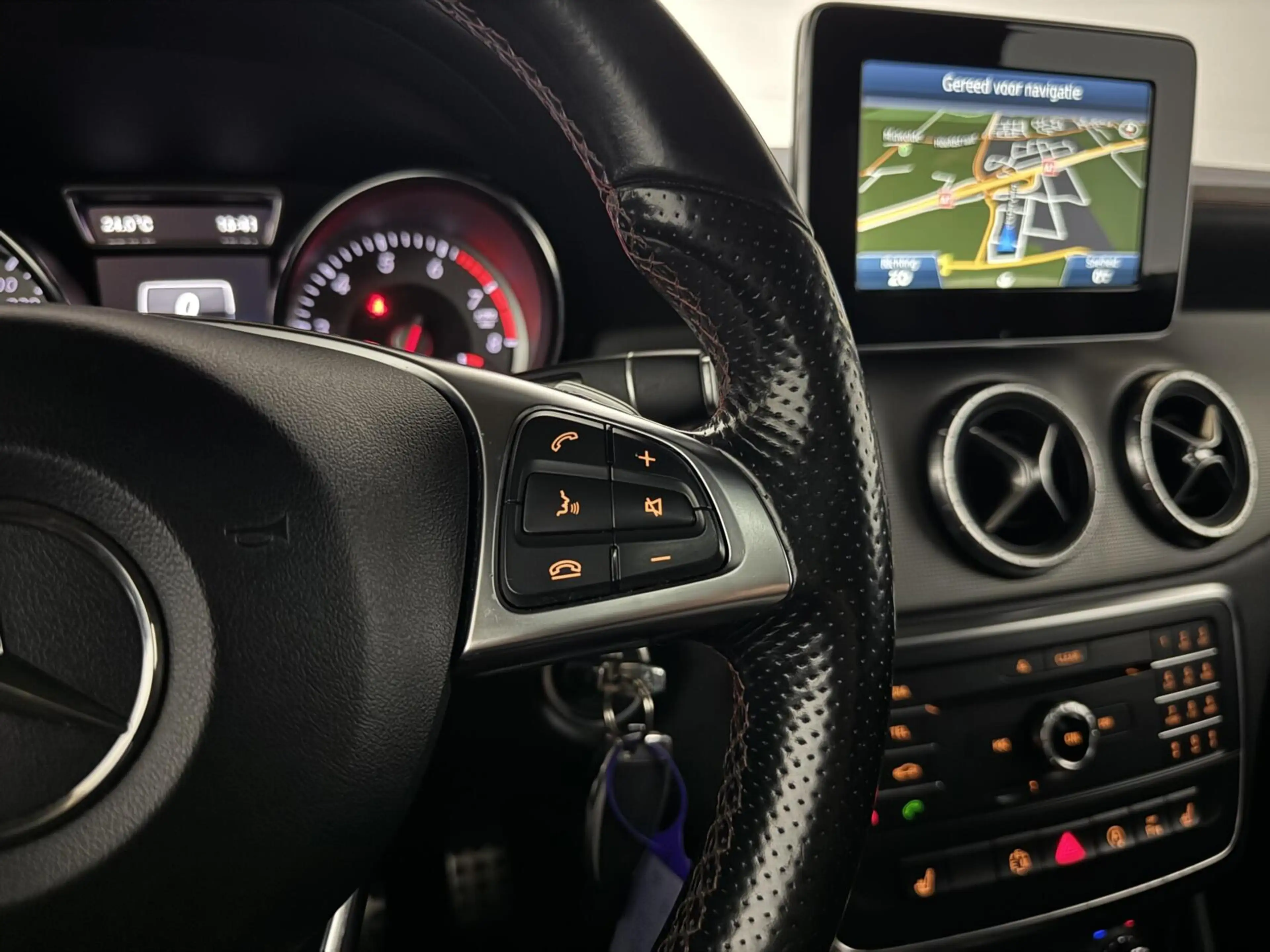Mercedes-Benz CLA 200 AMG Pano Leer NAVI ACC Camera — photo 32