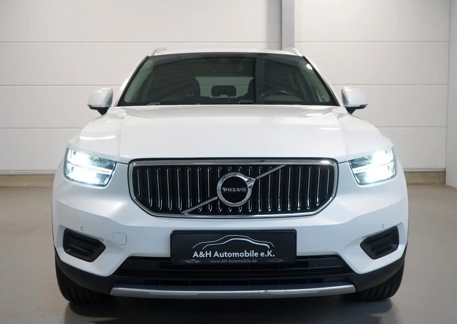 Volvo XC40 D4 AWD Inscription *AHK*KAMERA*SCHIEBEDACH* Weiß - 2