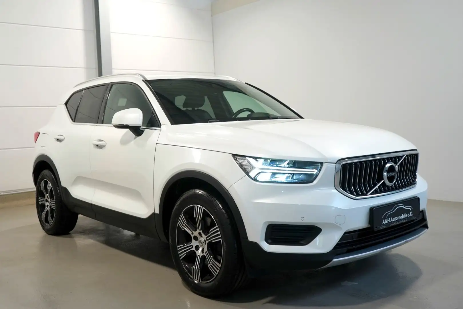 Volvo XC40 D4 AWD Inscription *AHK*KAMERA*SCHIEBEDACH* Weiß - 1