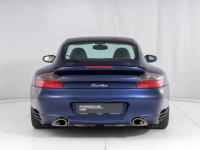 Porsche 911 view 7