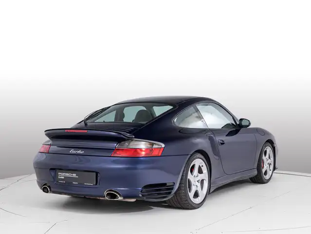 Porsche 911 view 3