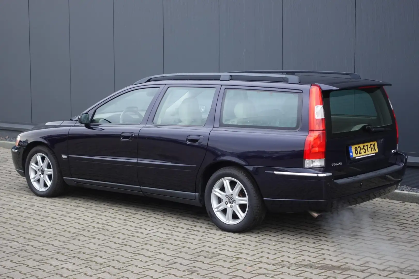 Volvo V70 2.4D Edition II LEDER / NAVI Blau - 2