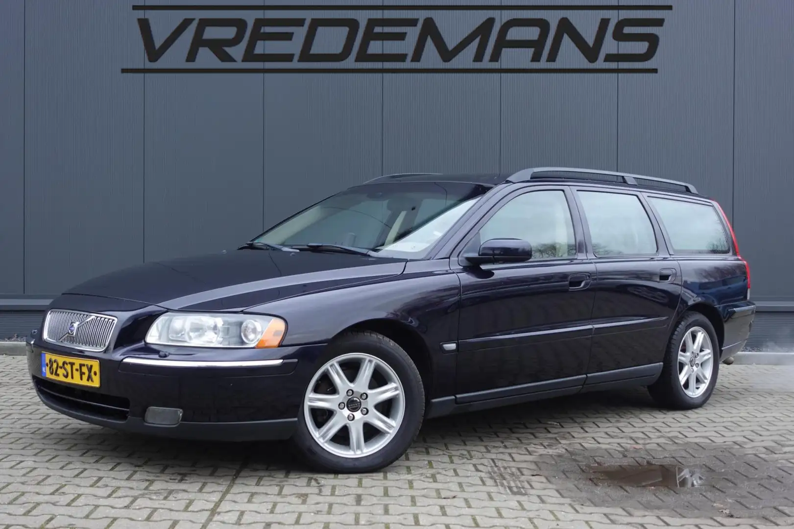 Volvo V70 2.4D Edition II LEDER / NAVI Blau - 1