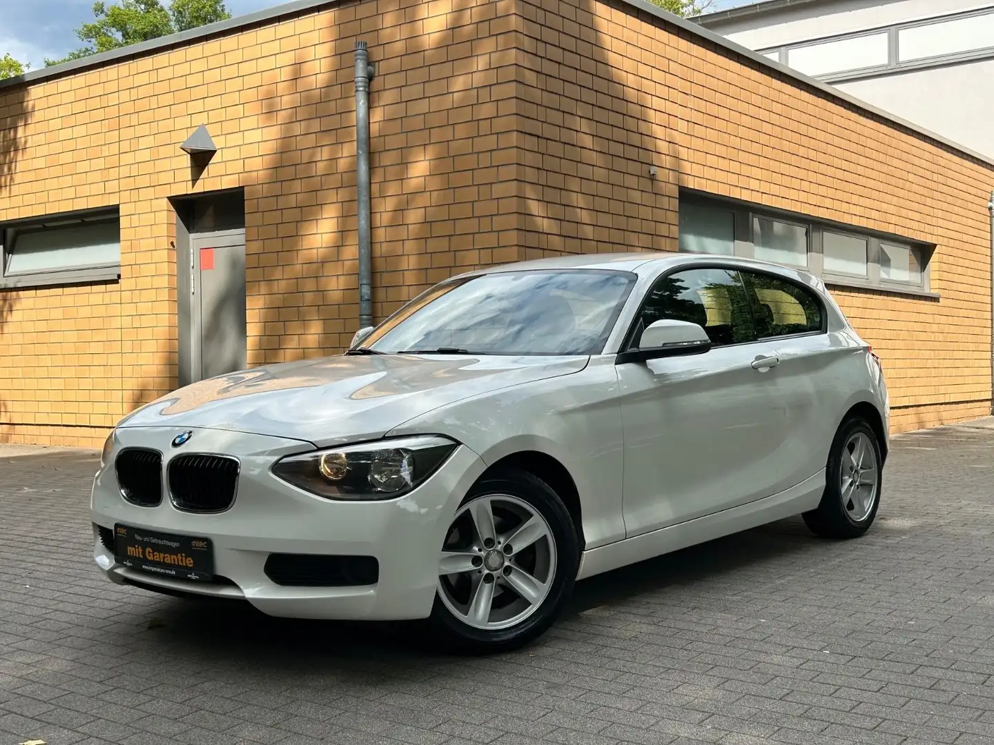 BMW 116 i Lim./KLIMAAUTOMATIK/ALUFELGEN/GEPFLEGT//// Weiß - 1