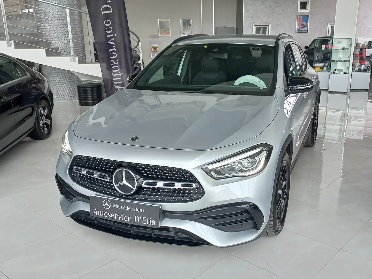 Mercedes-Benz GLA 200 d- AMG LINE PREMIUM auto NIGHT EDITION Zilver - 2