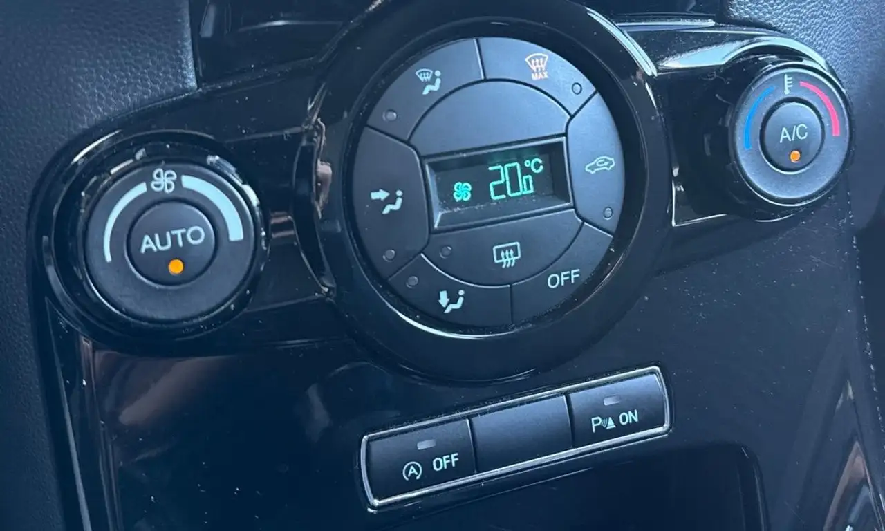 Ford Fiesta 5 portes — photo 18