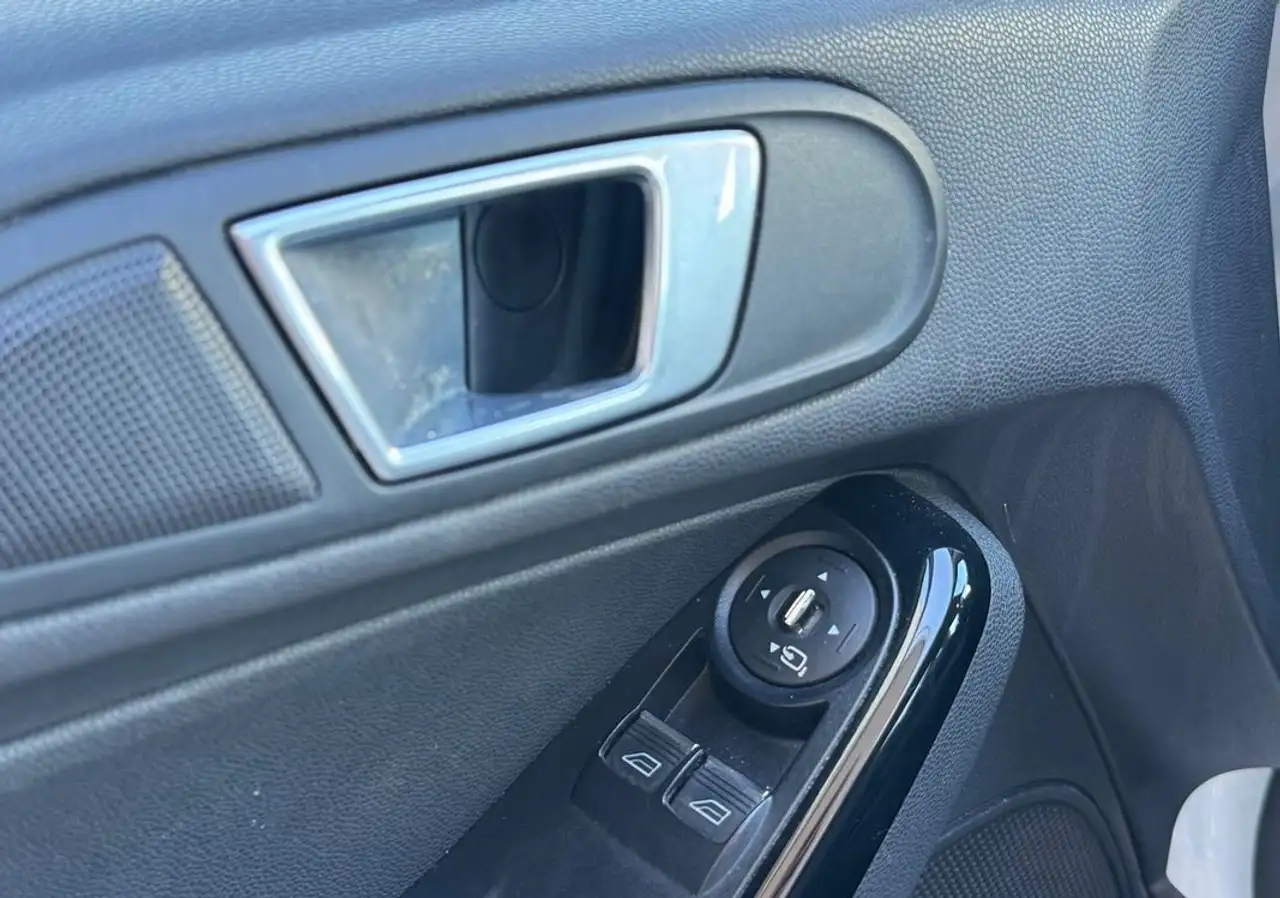 Ford Fiesta 5 portes — photo 27
