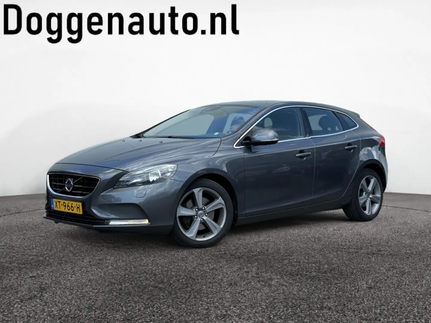 Volvo V40 1.6 T3 Momentum Gris - 1