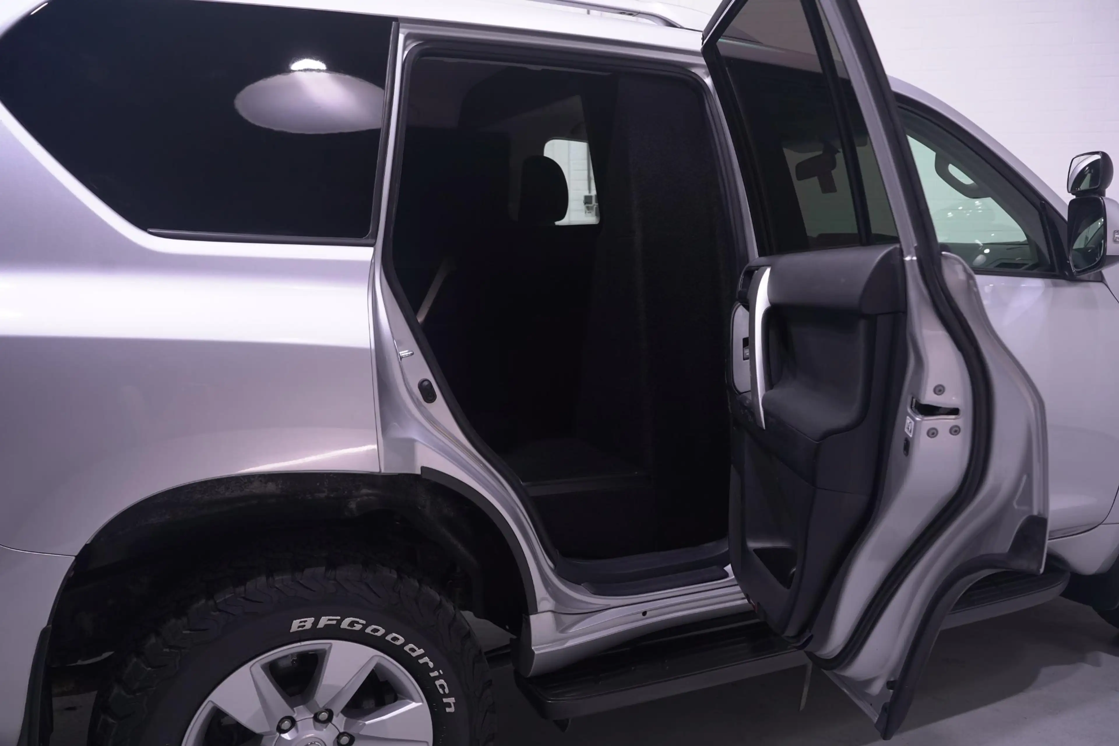Toyota Land Cruiser 2.8 D-4D-F 177 pk 5 Drs Grijs Kenteken 2-Zits 4WD — photo 10