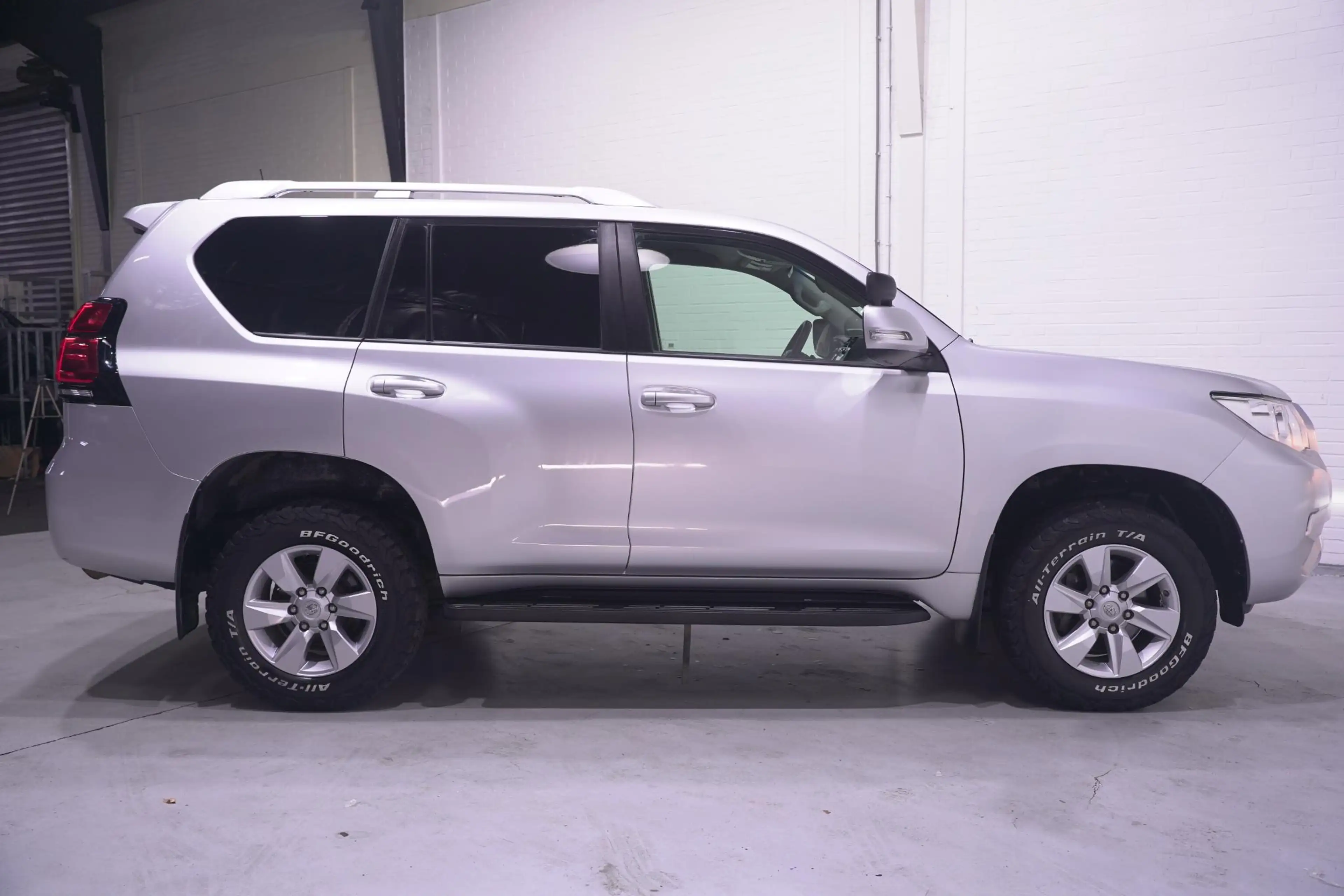 Toyota Land Cruiser 2.8 D-4D-F 177 pk 5 Drs Grijs Kenteken 2-Zits 4WD — photo 9