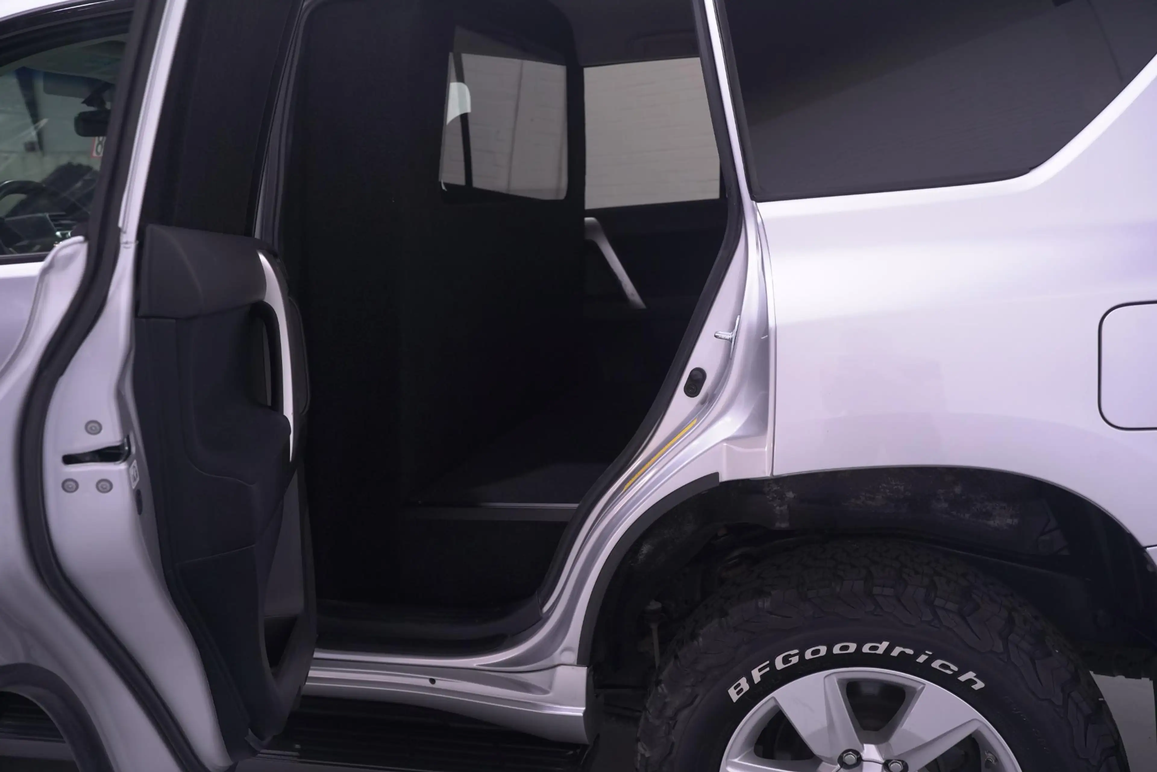 Toyota Land Cruiser 2.8 D-4D-F 177 pk 5 Drs Grijs Kenteken 2-Zits 4WD — photo 15