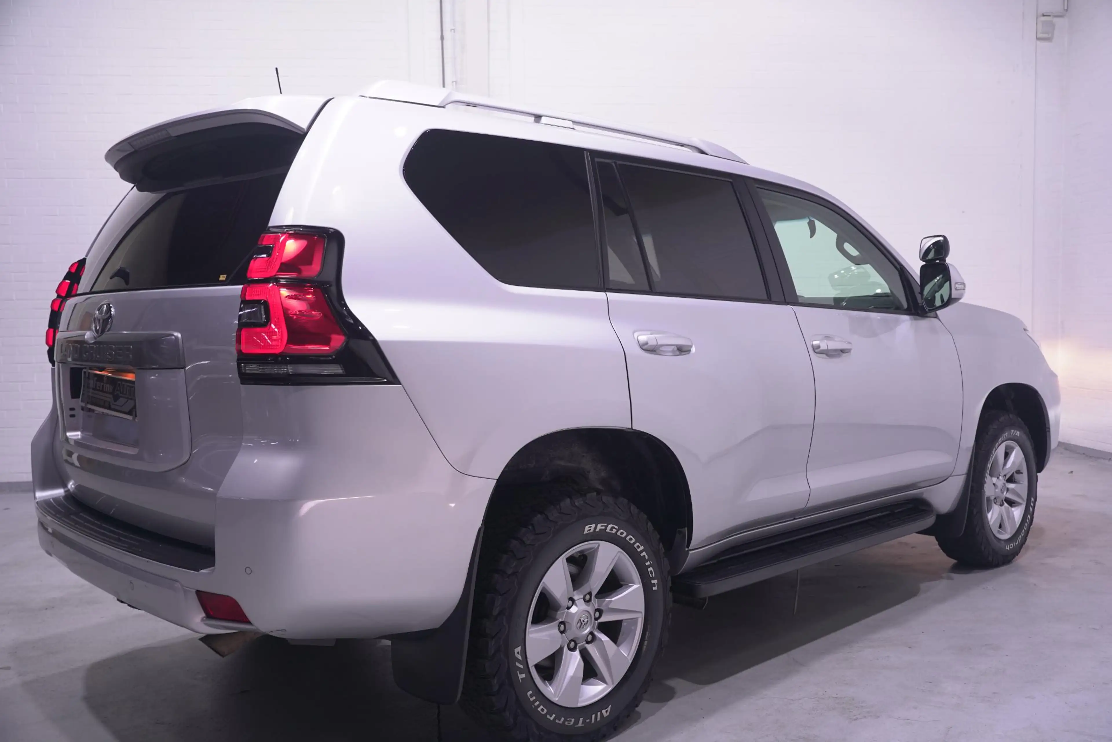 Toyota Land Cruiser 2.8 D-4D-F 177 pk 5 Drs Grijs Kenteken 2-Zits 4WD — photo 4