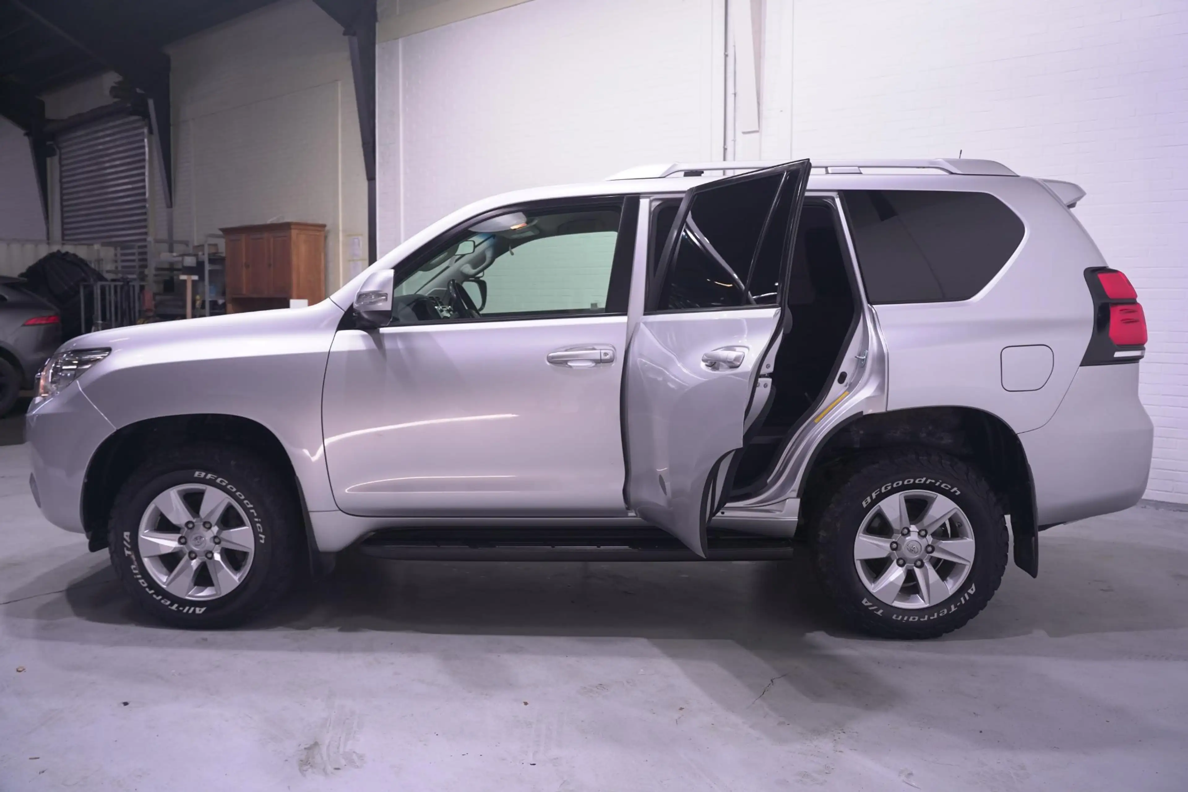 Toyota Land Cruiser 2.8 D-4D-F 177 pk 5 Drs Grijs Kenteken 2-Zits 4WD — photo 8