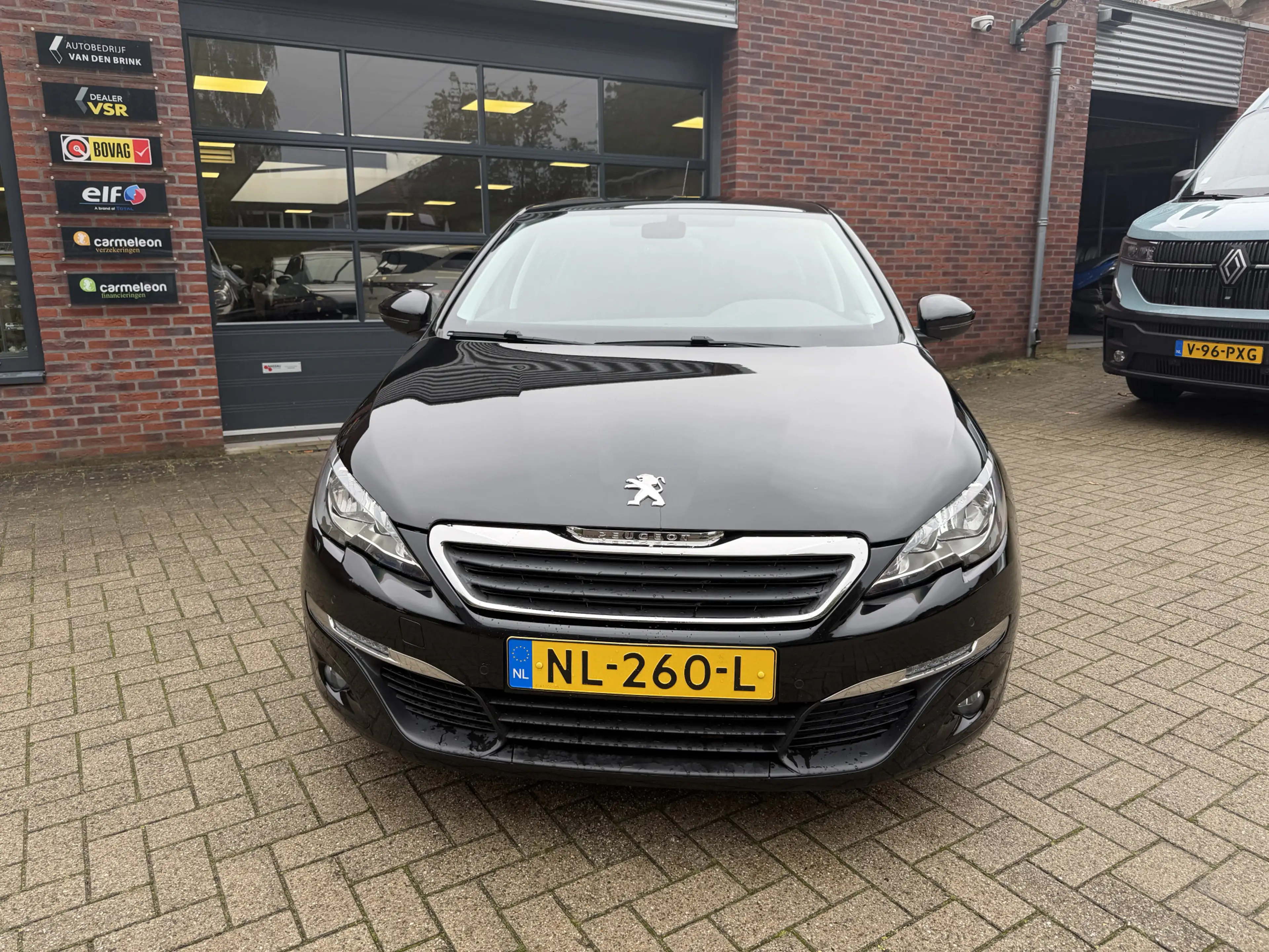 Peugeot 308 1.2 PureTech Blue Lion — photo 2