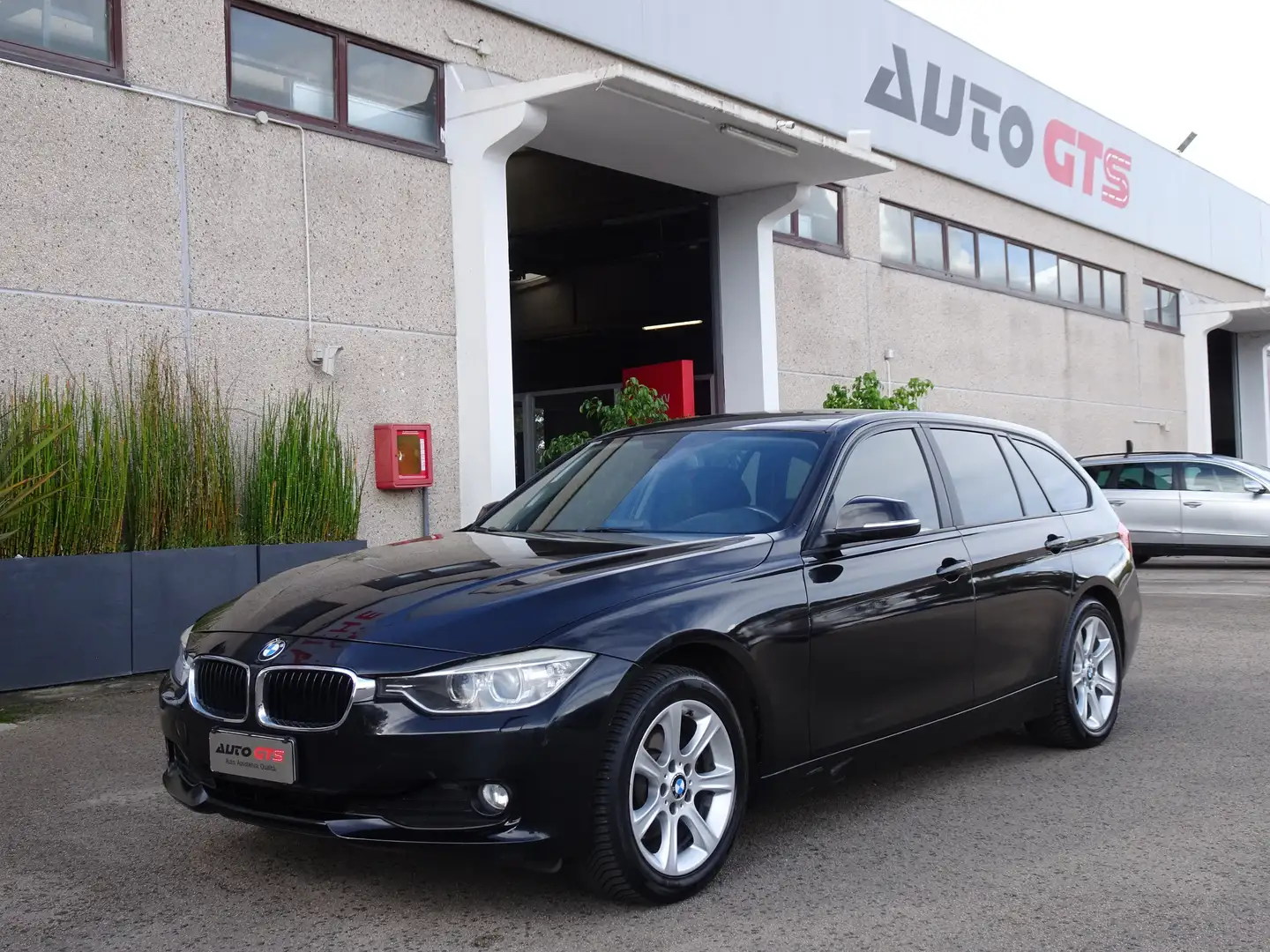 BMW 320 320d xDrive Touring Auto LED Pelle Navi Zwart - 1