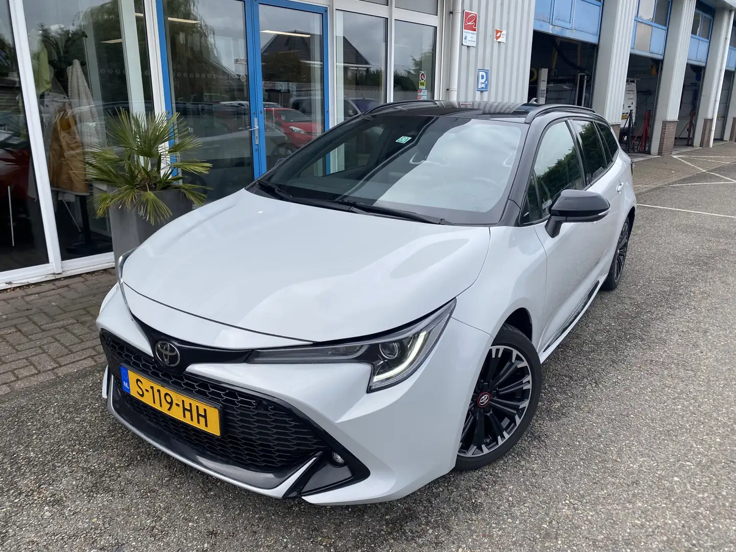 Toyota Corolla Touring Sports 1.8 Hybrid GR-Sport Grijs - 2