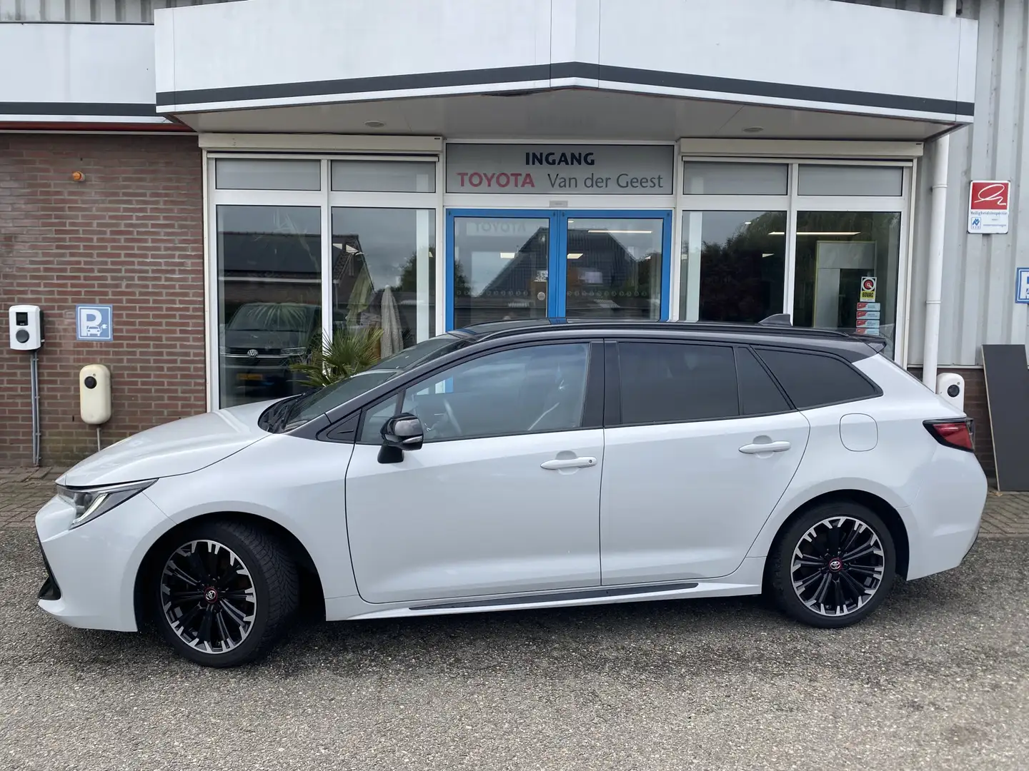 Toyota Corolla Touring Sports 1.8 Hybrid GR-Sport Grijs - 1