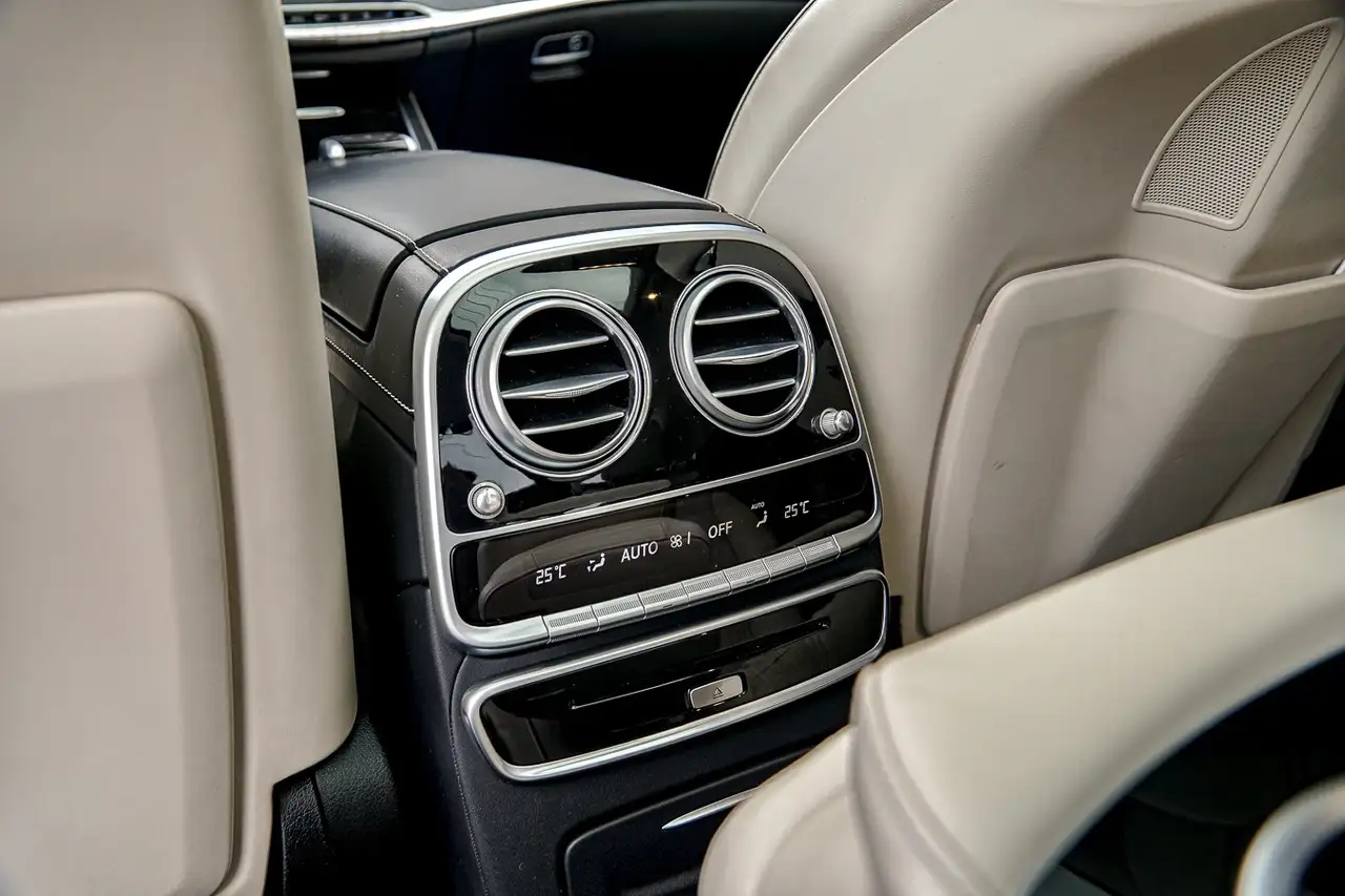 Mercedes-Benz S-Class снимка Mercedes-Benz S-Class