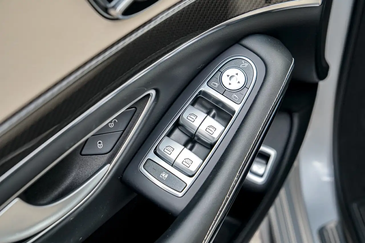 Mercedes-Benz S-Class снимка Mercedes-Benz S-Class