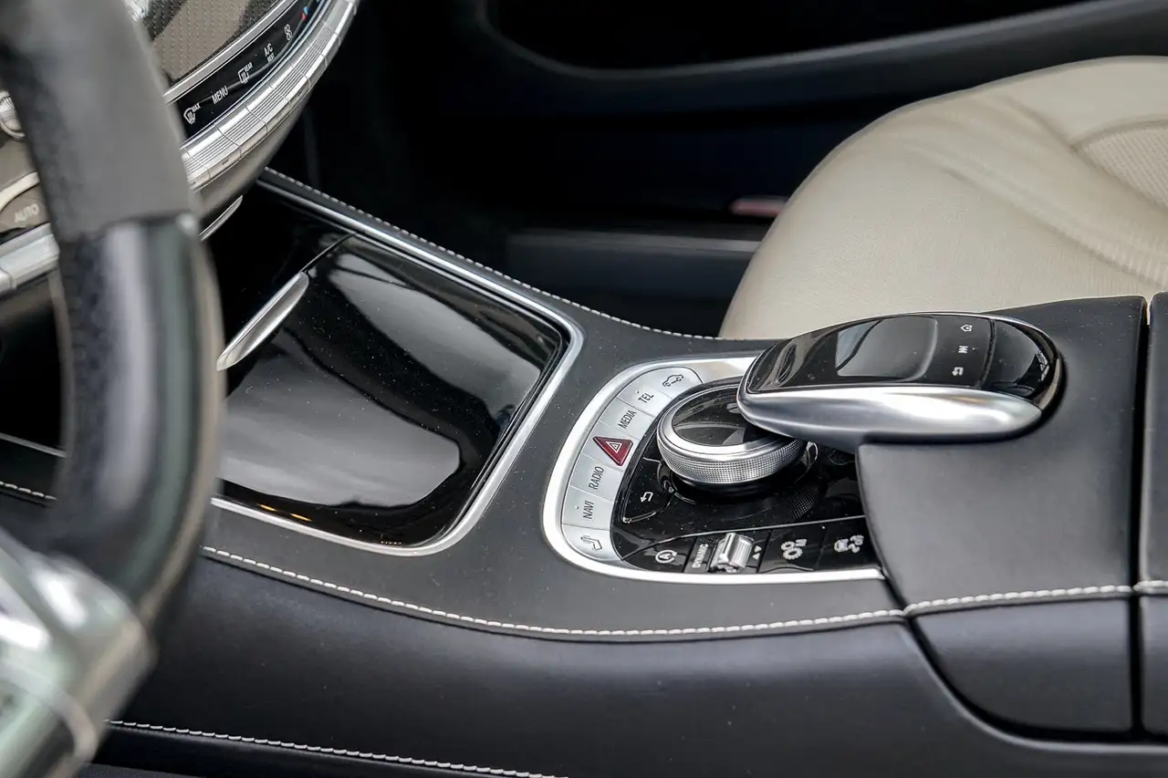 Mercedes-Benz S-Class снимка Mercedes-Benz S-Class