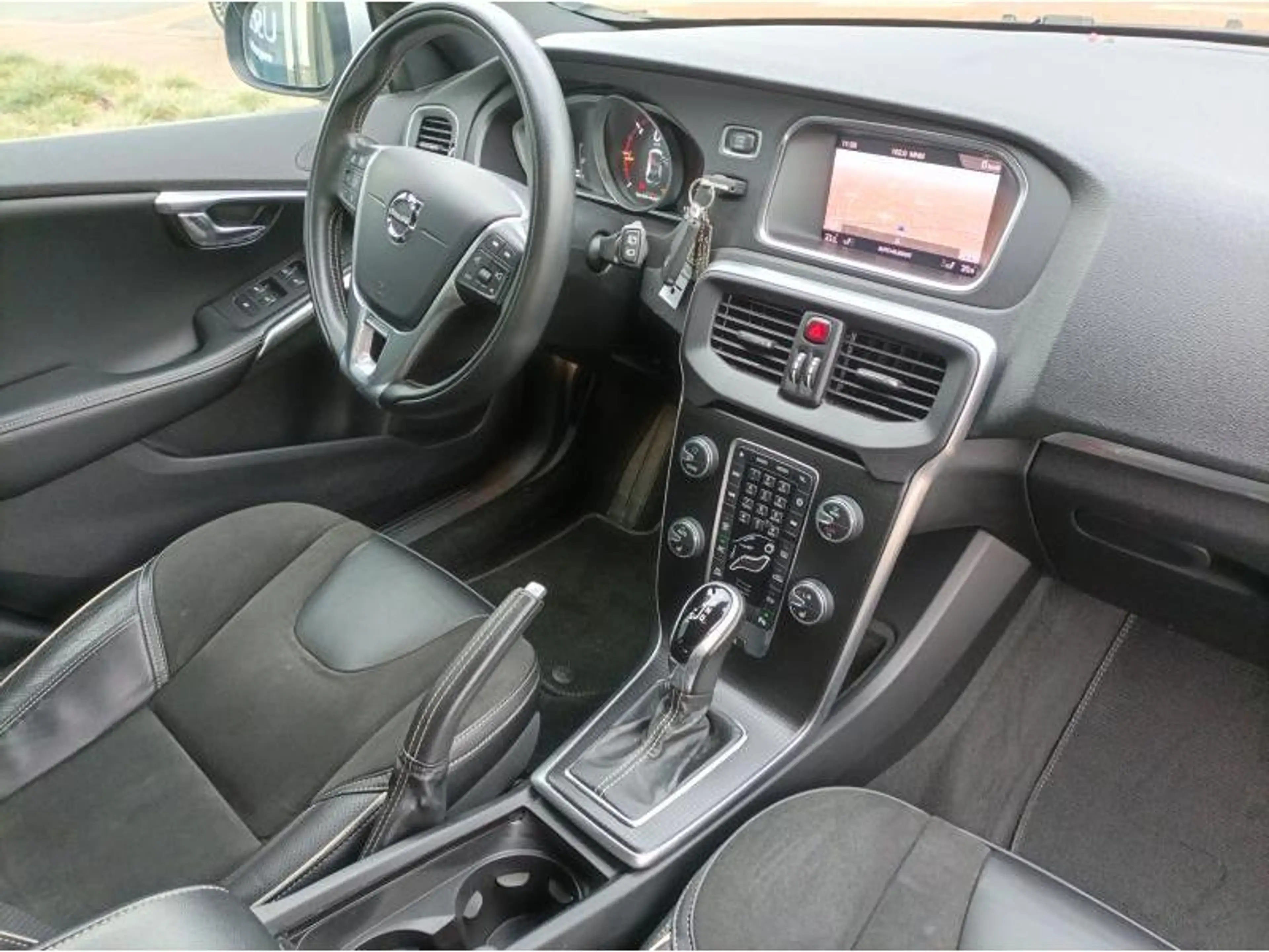 Volvo V40 R Design — photo 11
