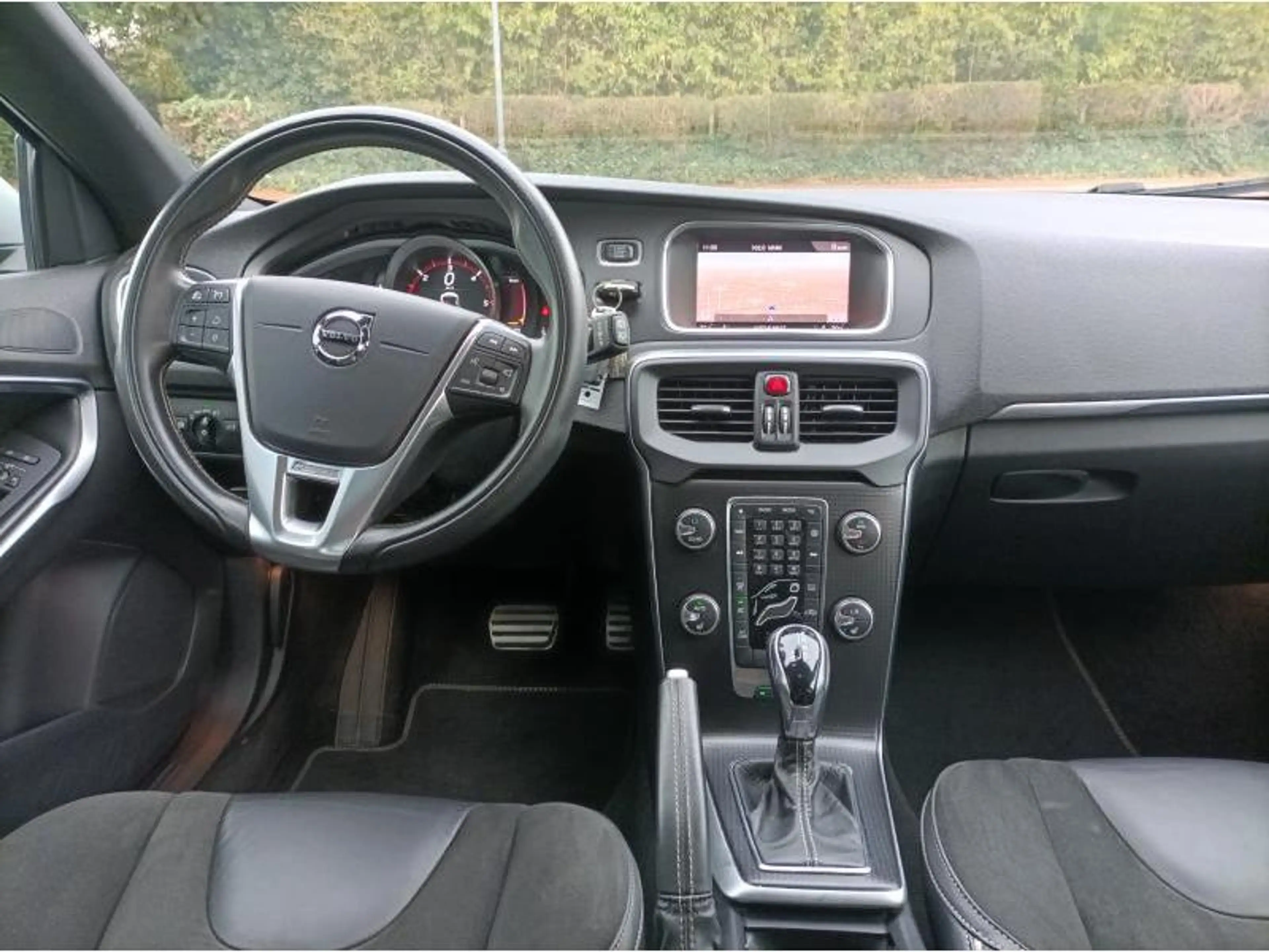 Volvo V40 R Design — photo 12