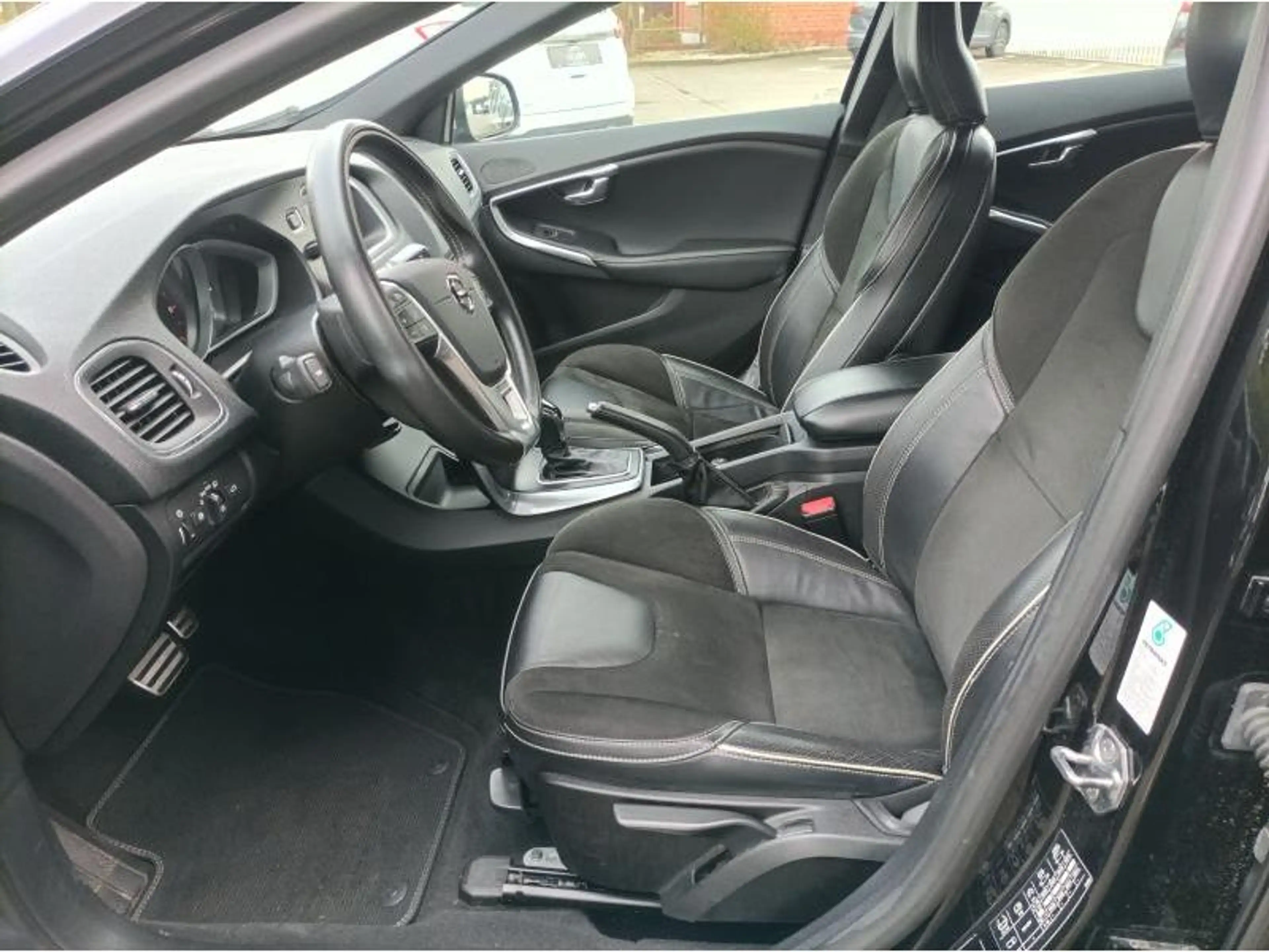 Volvo V40 R Design — photo 15