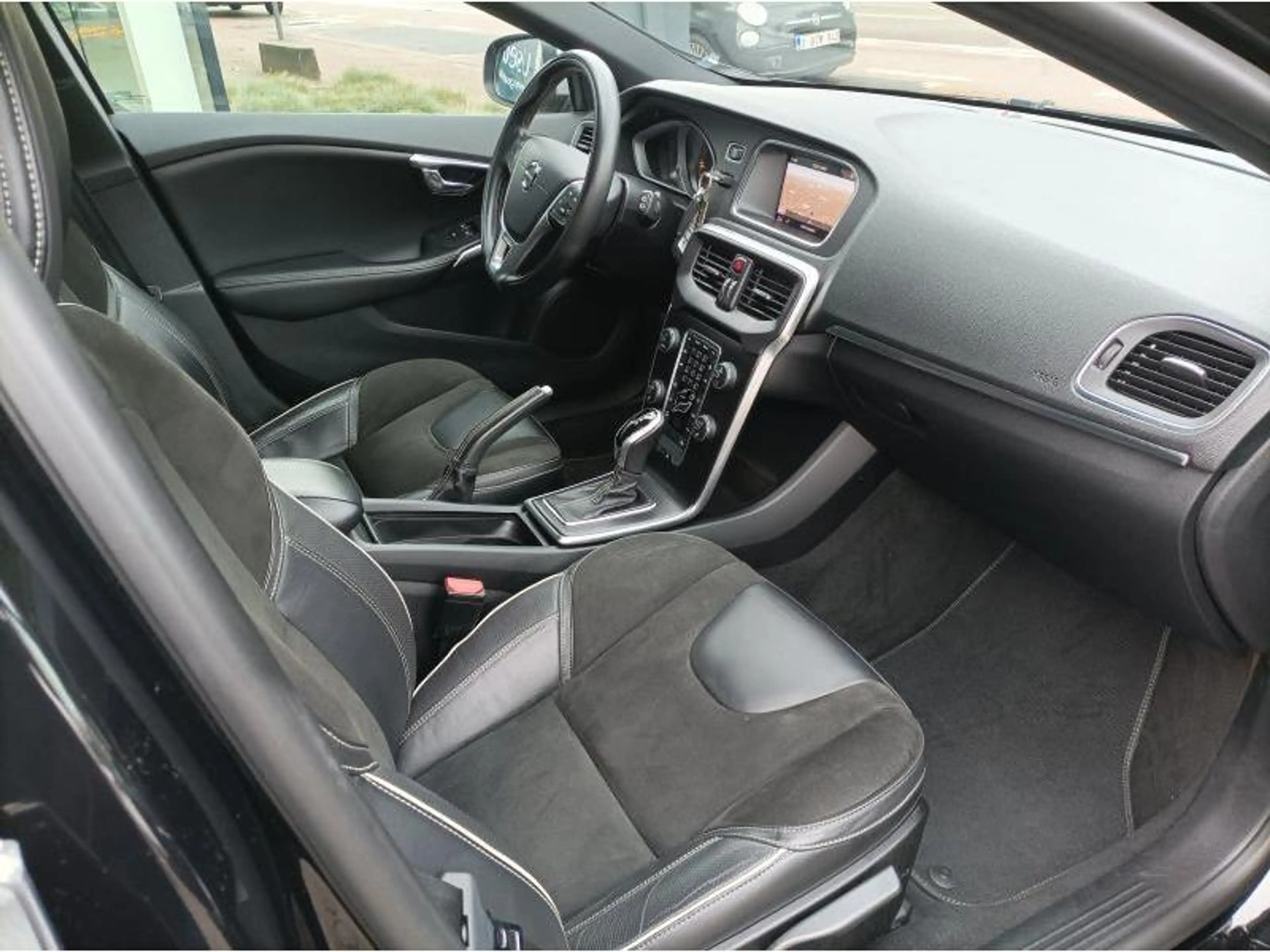 Volvo V40 R Design — photo 10