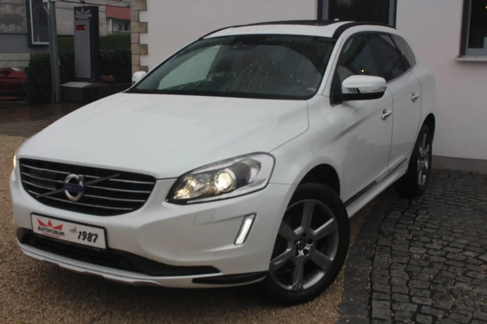 Volvo XC60 Inscription D5 AWD~Pano~Kamera~ACC~ Weiß - 1