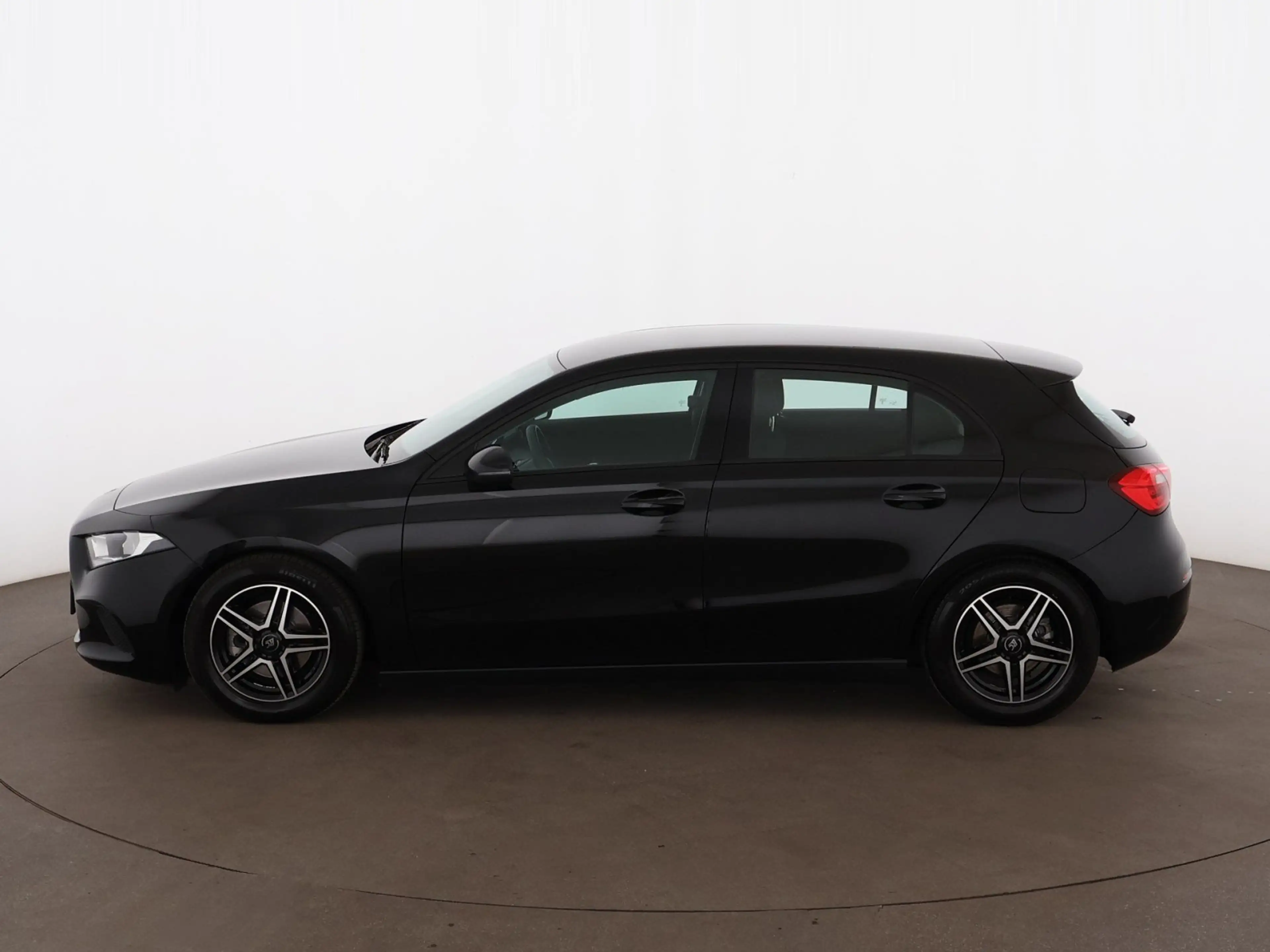 Mercedes-Benz A 180 d Aut NAVI SITZHZG R-CAM ASSIST TEMPOMAT — photo 5