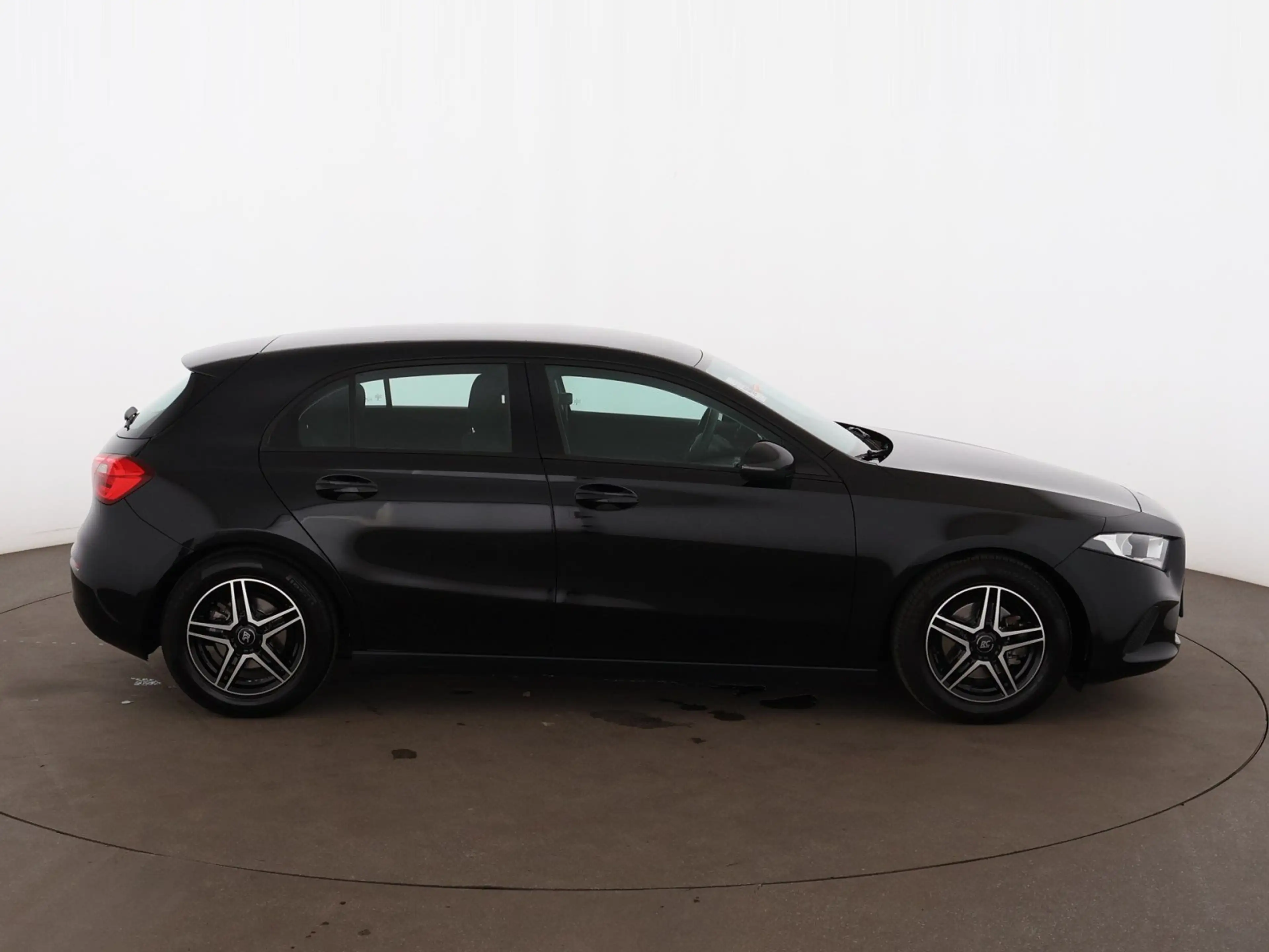 Mercedes-Benz A 180 d Aut NAVI SITZHZG R-CAM ASSIST TEMPOMAT — photo 9