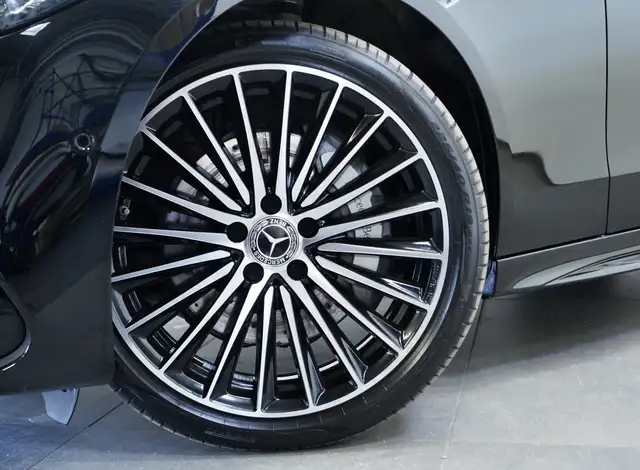 Mercedes-Benz C-Class view 3